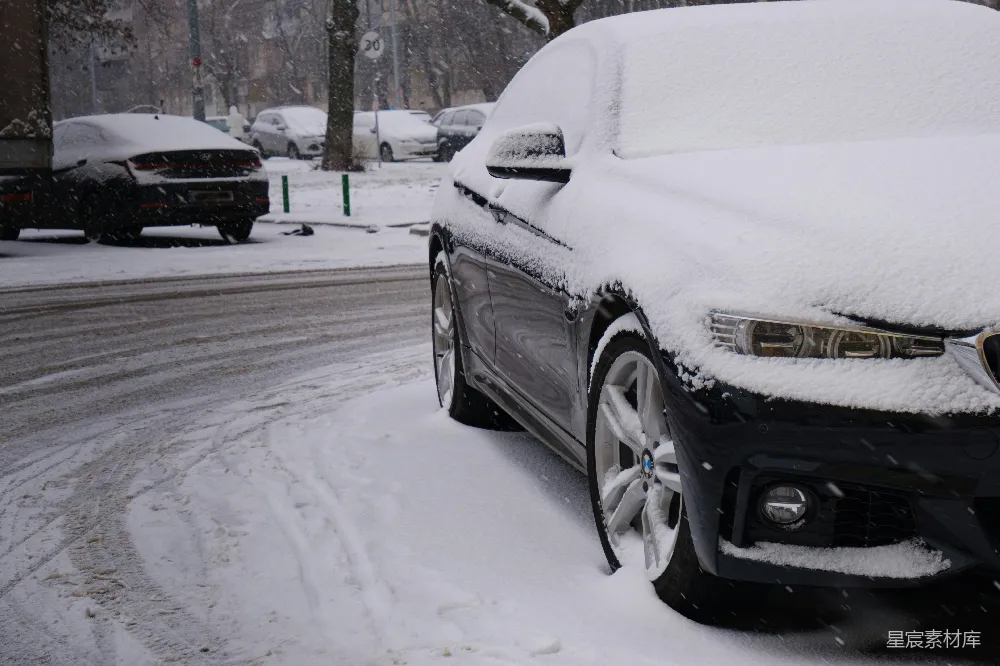 高清摄影 一辆汽车覆满积雪停在一条积雪覆盖的街道上