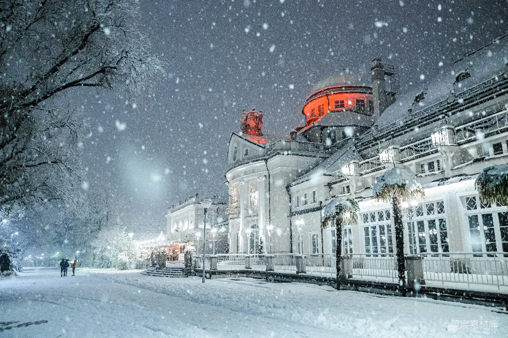 高清摄影 雪中白色的红色混凝土建筑