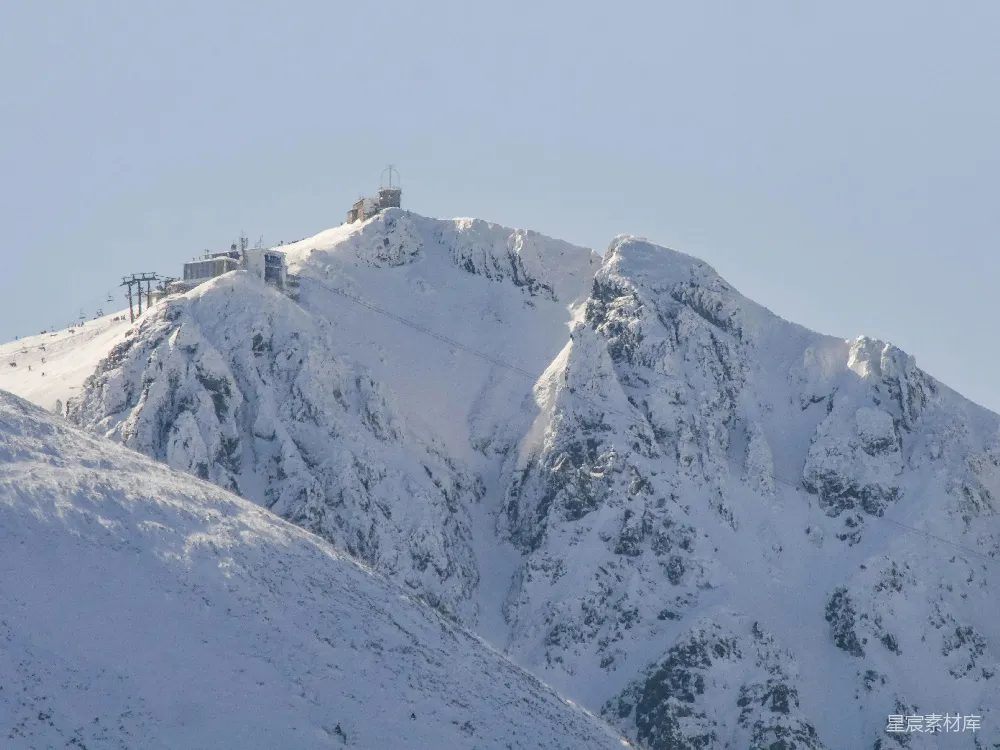 高清摄影 山顶有一座建筑的 snowy 山峰