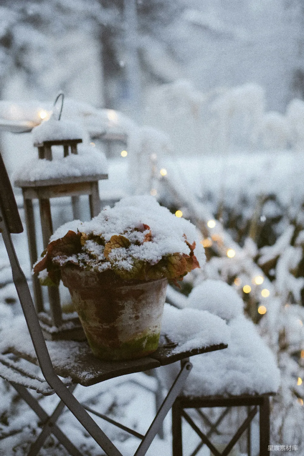高清摄影 户外的花盆和灯笼被雪覆盖着