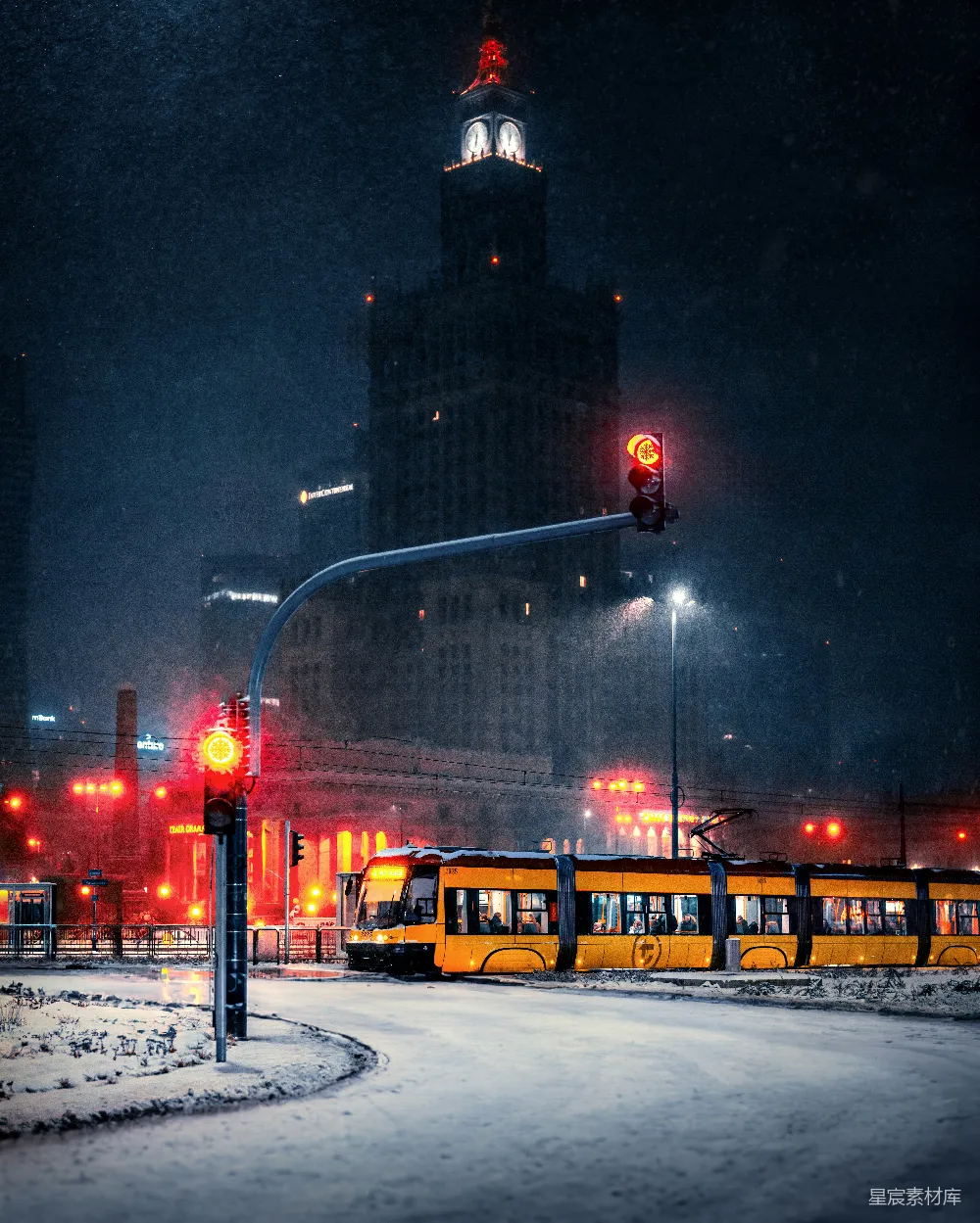 高清摄影 夜晚城市街道上覆盖着白雪