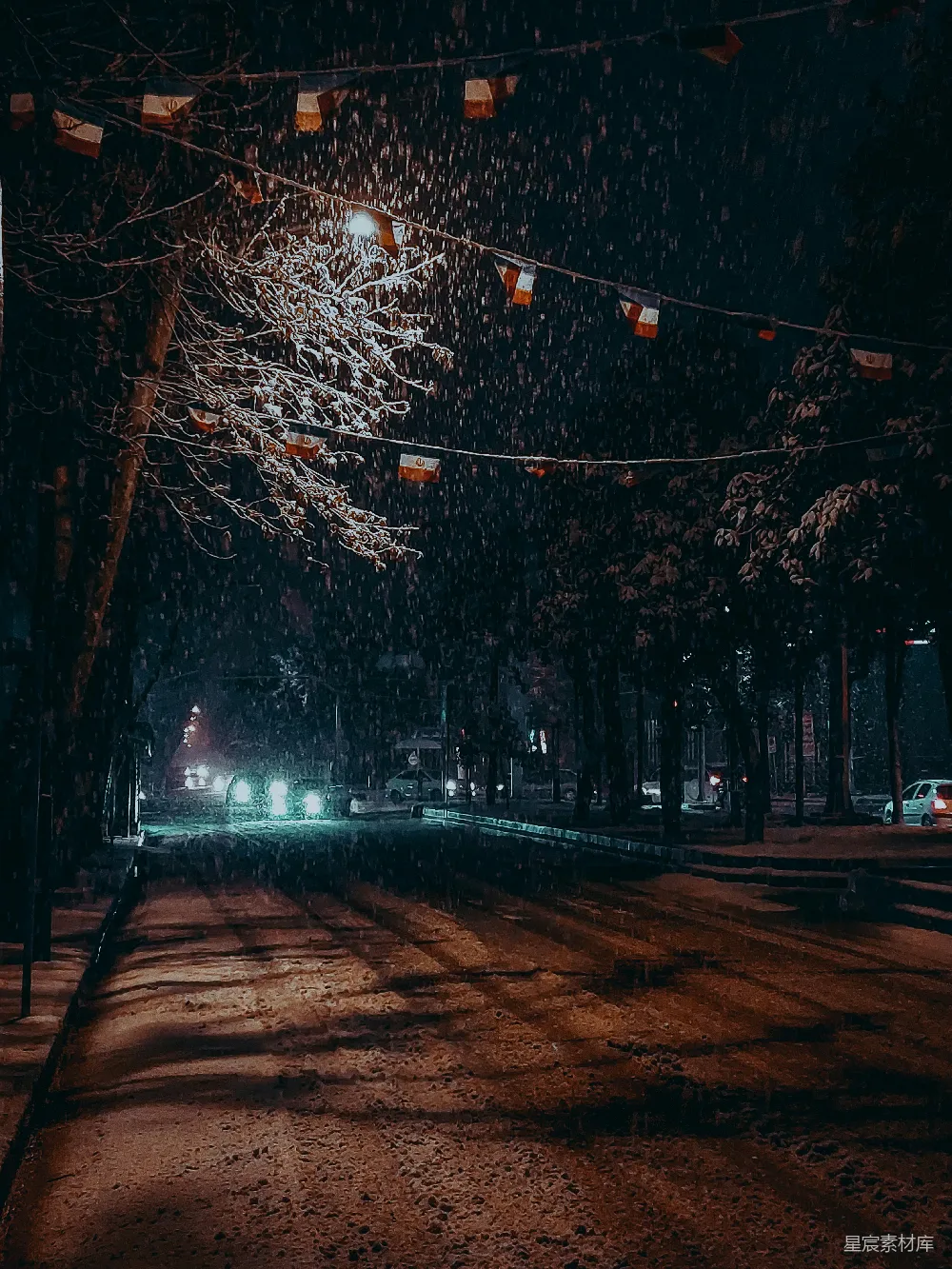 高清摄影 夜晚的街道灯光闪烁，地上覆盖着白雪。