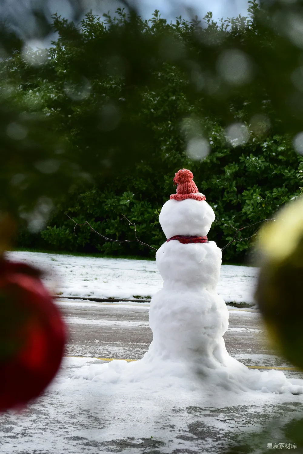 高清摄影 雪人玩偶置于覆有白雪的地上