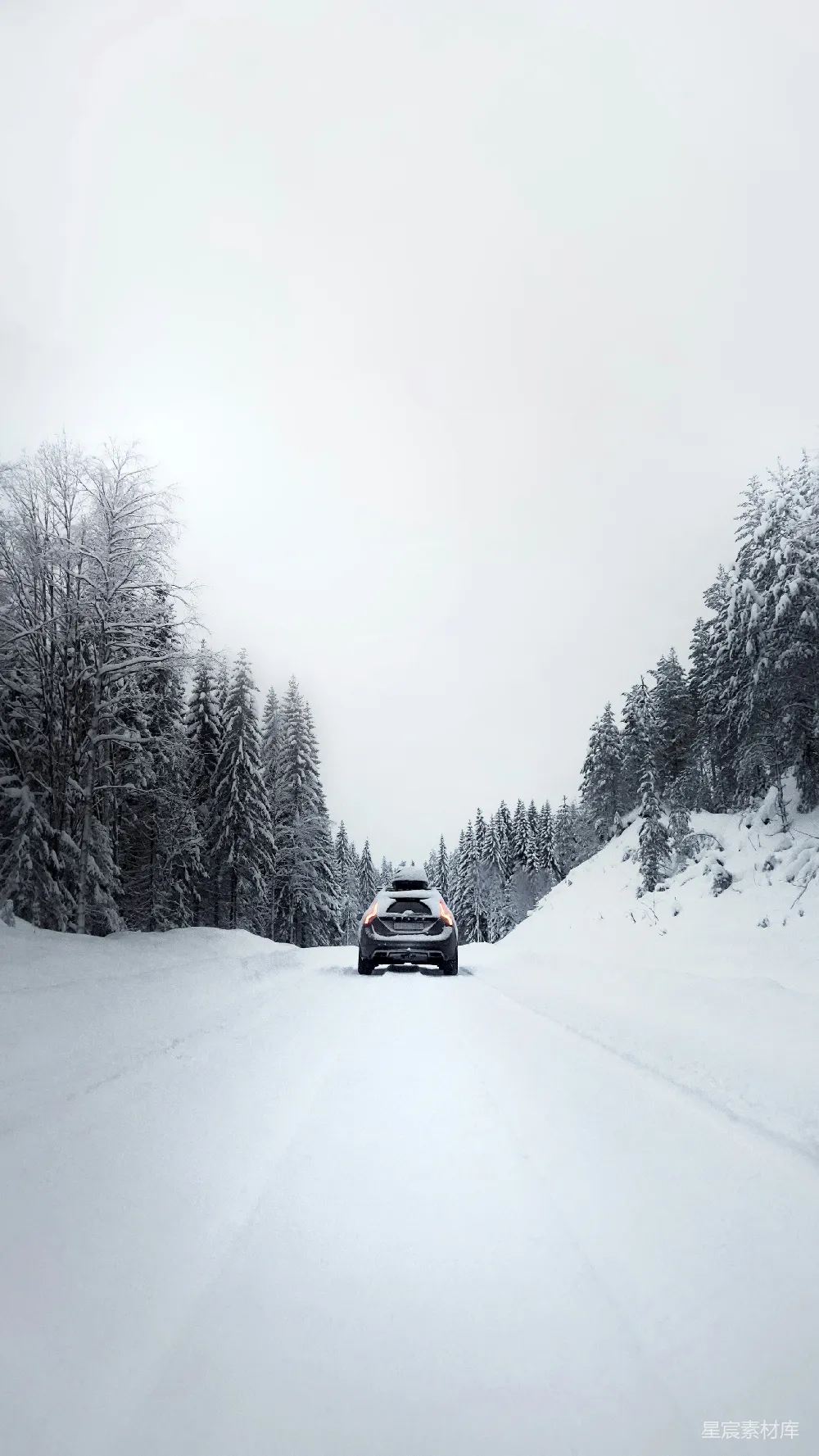 高清摄影 黑色轿车在雪覆盖的道路上