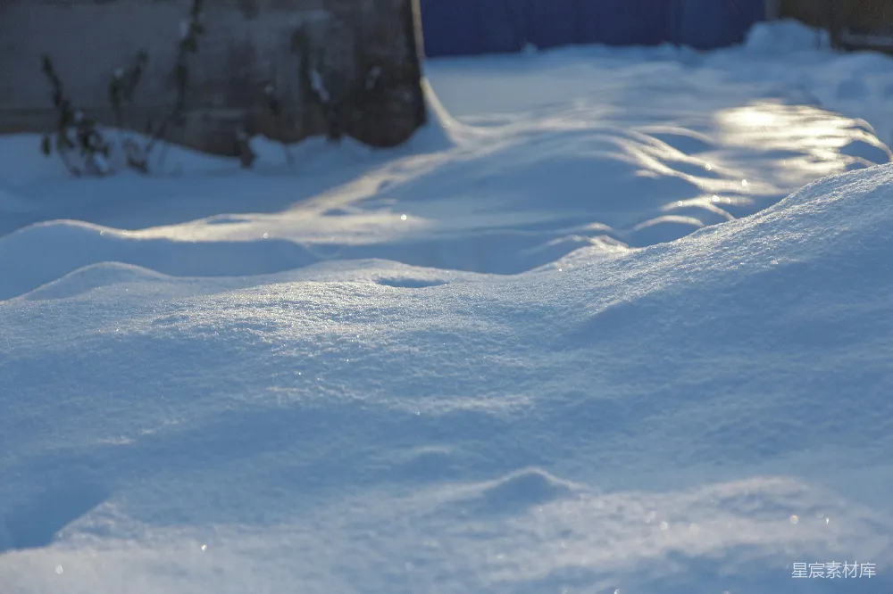高清摄影 清晨阳光下白雪覆盖着地面。