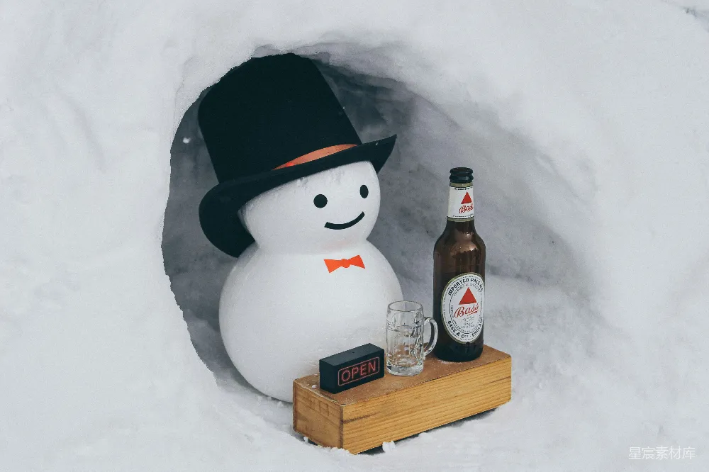 高清摄影 雪人旁边有个瓶子