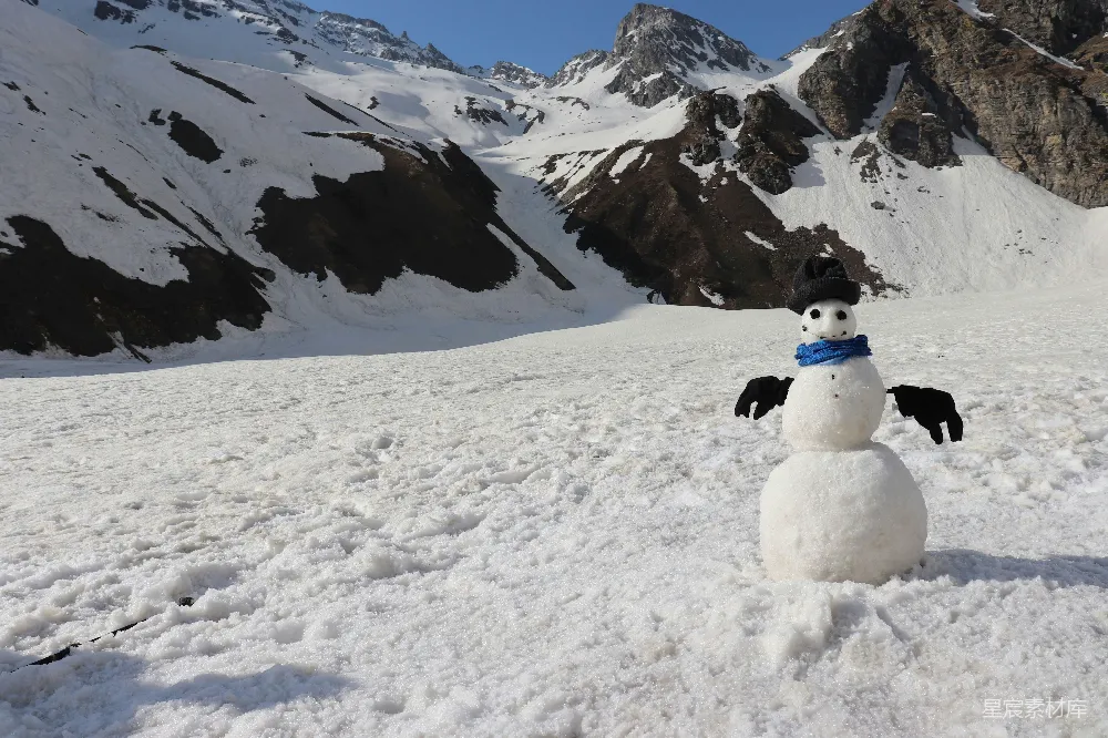 高清摄影 雪人站在一片白雪覆盖的空地上。