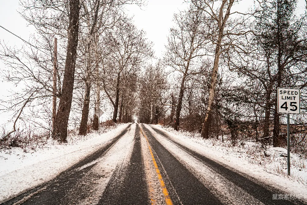 高清摄影 覆盖着白雪的道路和限速标志