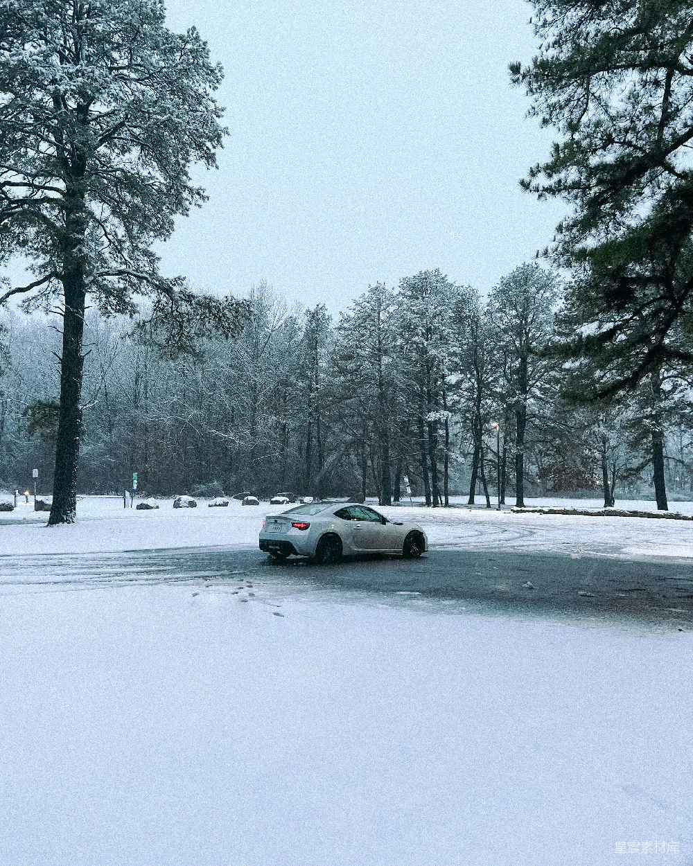 高清摄影 一辆车停在了雪地里的道路上。