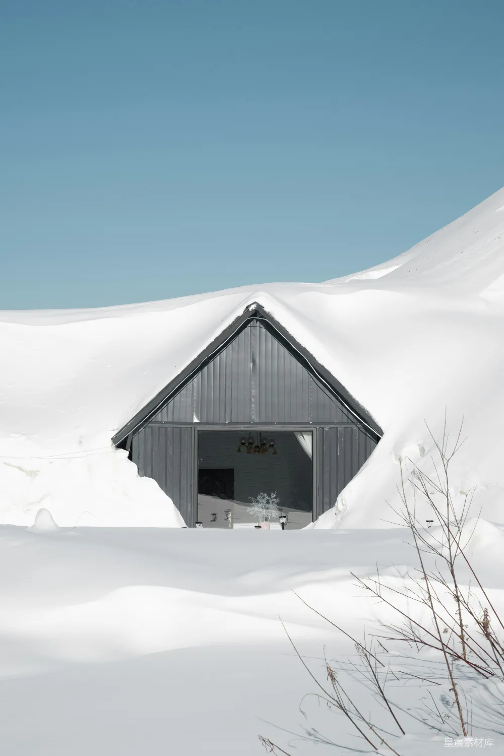 高清摄影 一间农舍静静地矗立在一望无垠的雪地之中