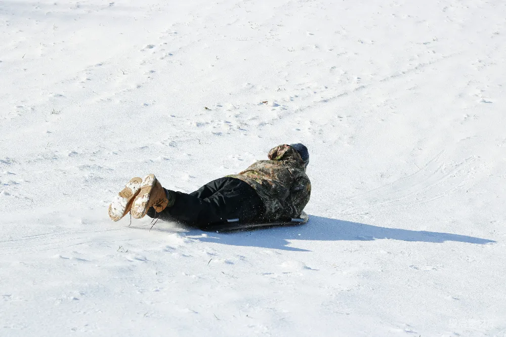 高清摄影 黑色夹克的人白天躺在覆盖着积雪的地面上