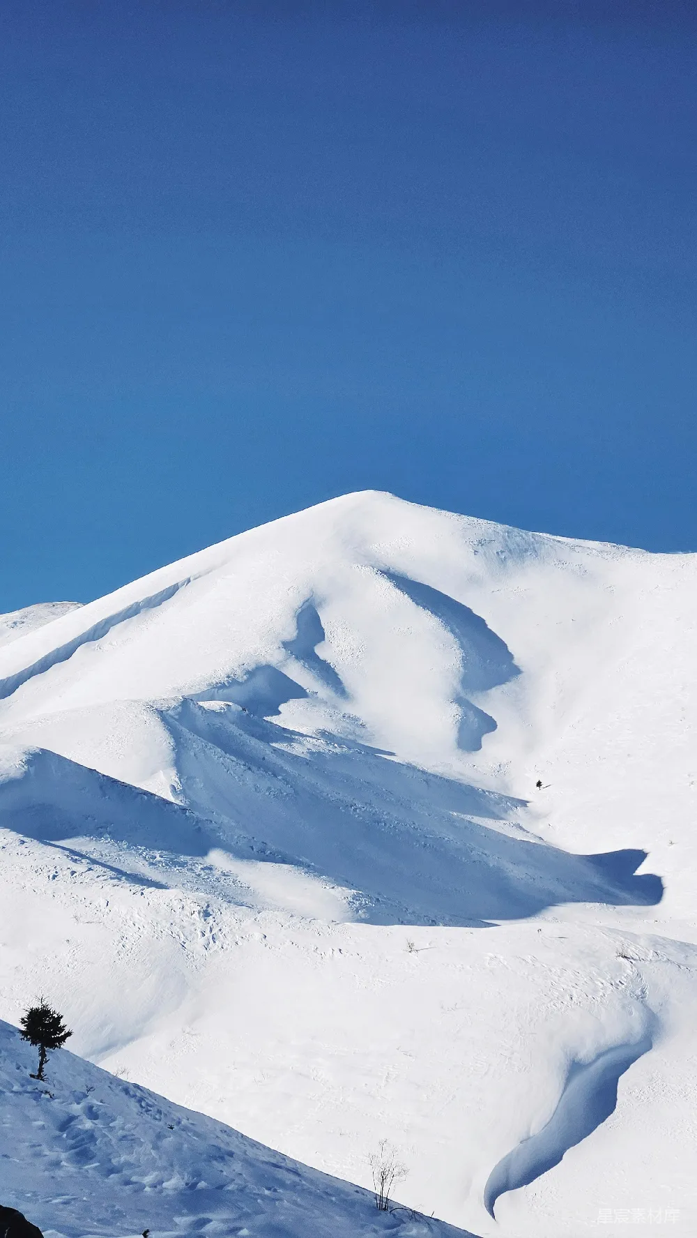 高清摄影 蓝天下的皑皑白雪 mountains covered in snow under a blue sky