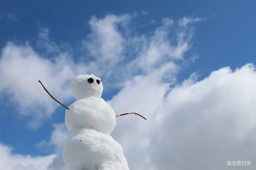 高清摄影 白天蓝天下白雪人