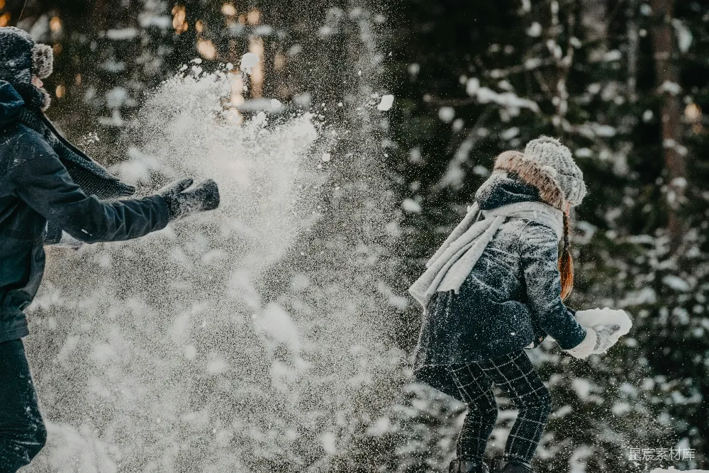高清摄影 一个男人和一个女人在雪地里玩耍