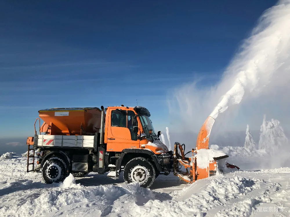 高清摄影 一辆雪铲清理山上的积雪