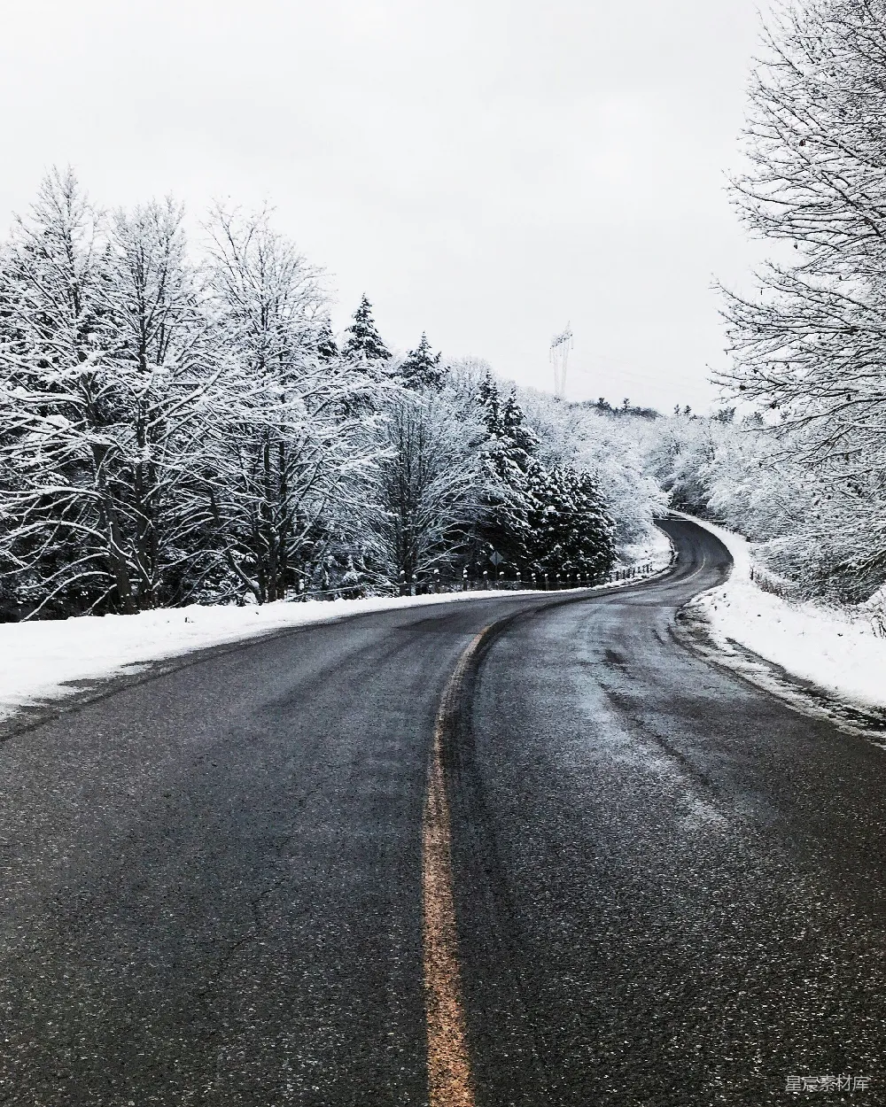 高清摄影 雪地中沥青路