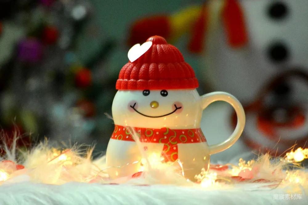 高清摄影 戴着红帽子和围巾的雪人玩偶