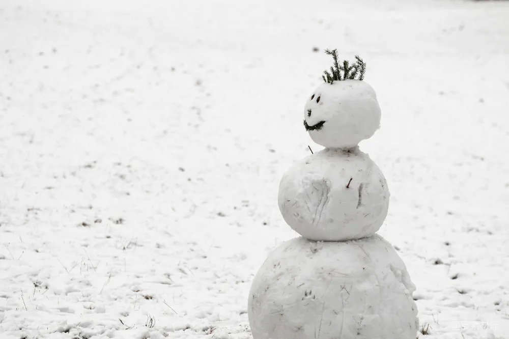 高清摄影 白天，在覆盖着白雪的田野上，雪人堆成了一个雪人。