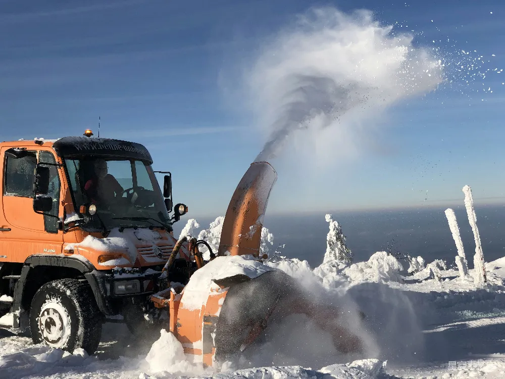 高清摄影 白天黑色和橙色的雪覆盖着的山峦