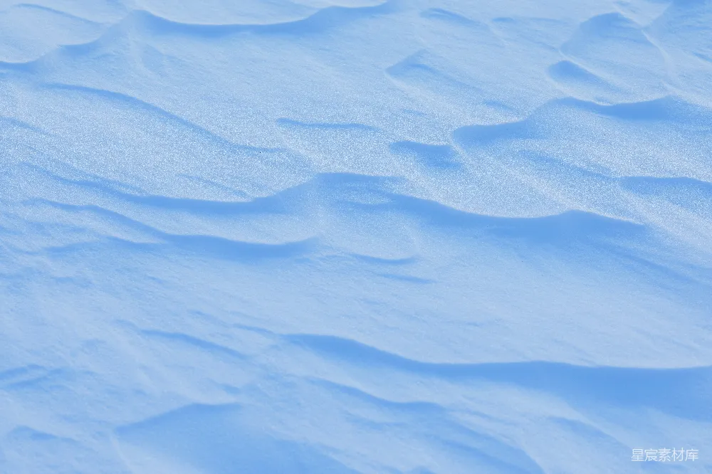 高清摄影 一个滑雪板爱好者在覆有积雪的山坡上滑行