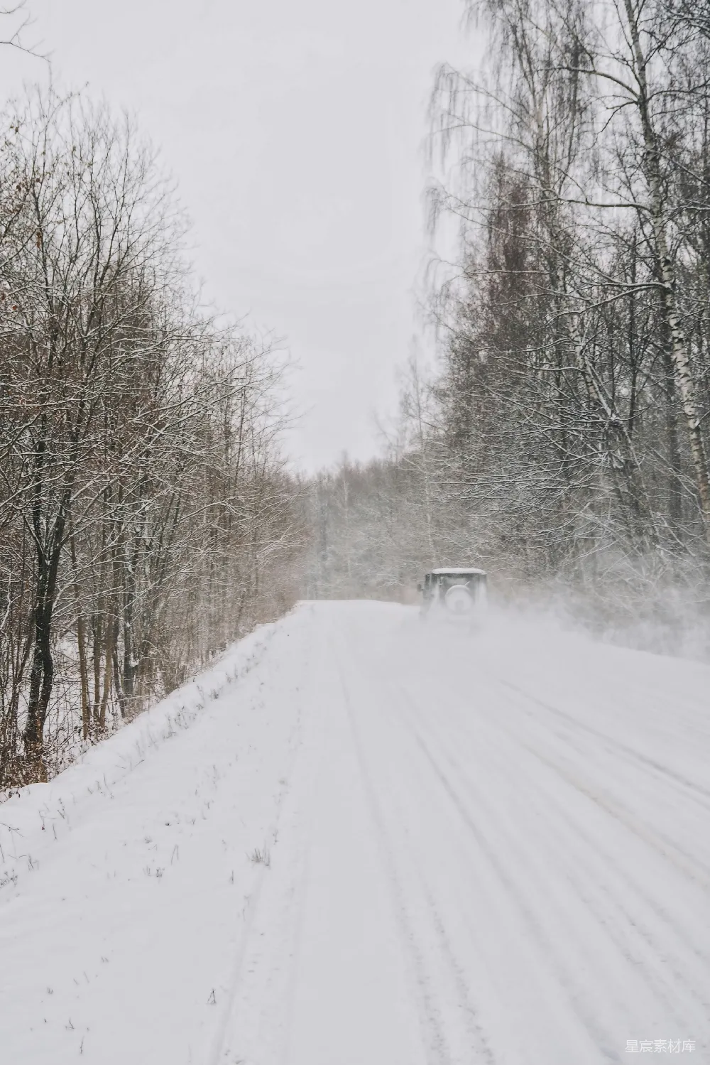 高清摄影 一辆卡车在覆有白雪的道路旁行驶。