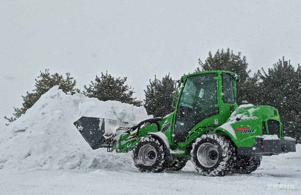高清摄影 绿色和黑色ATV在雪覆盖的地面上