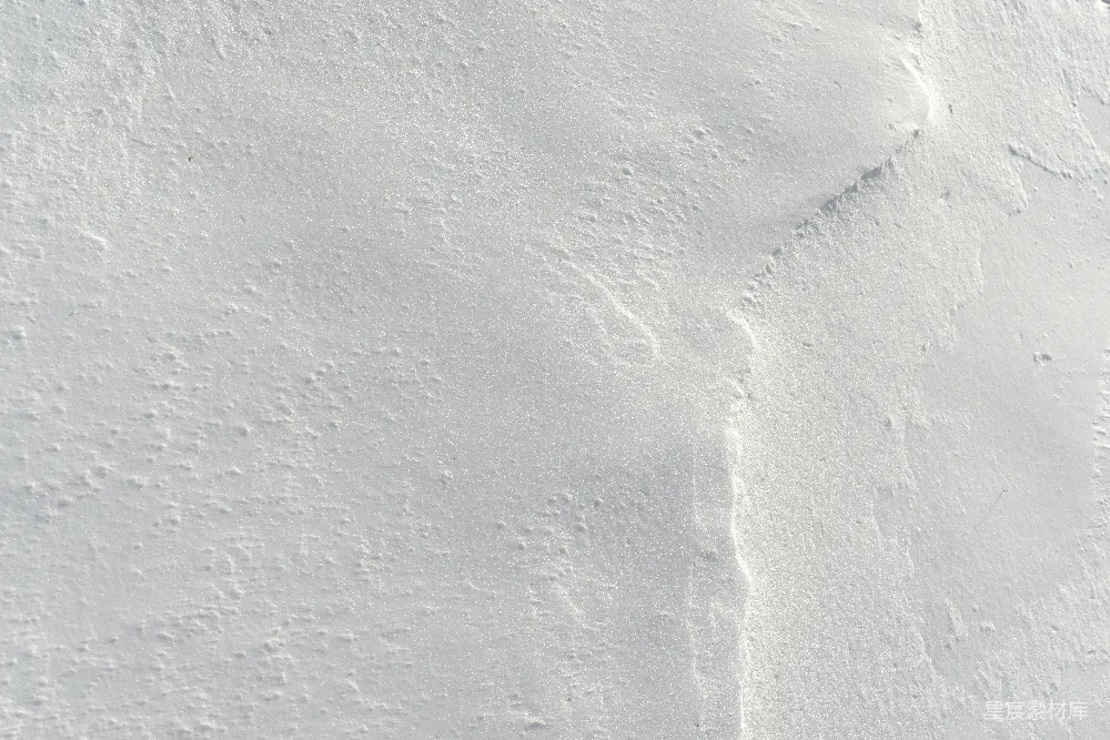 高清摄影 覆盖着白雪的地面上有脚印。