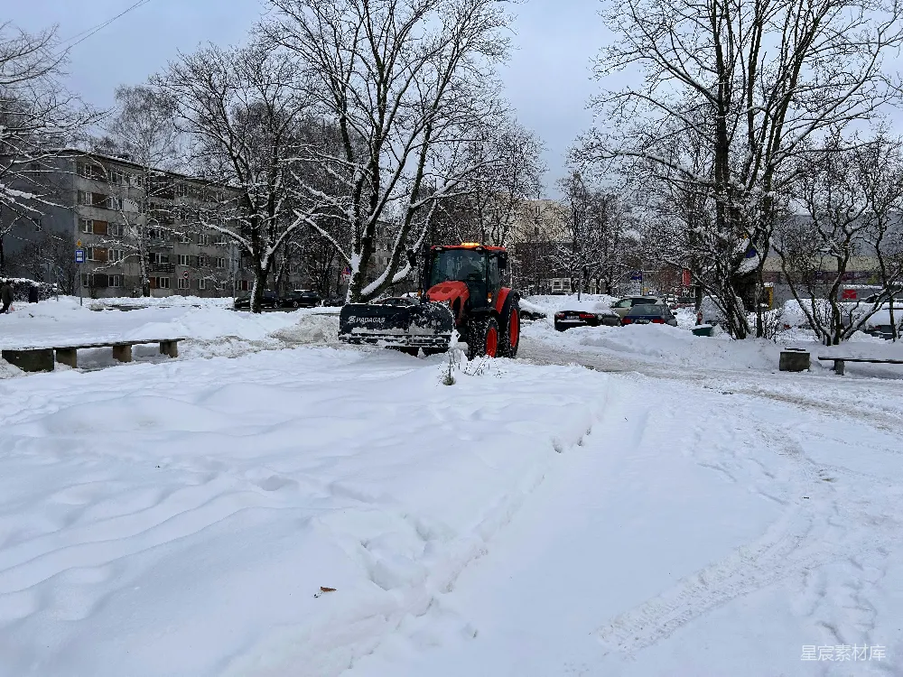 高清摄影 一辆雪犁停在一条雪地街道上