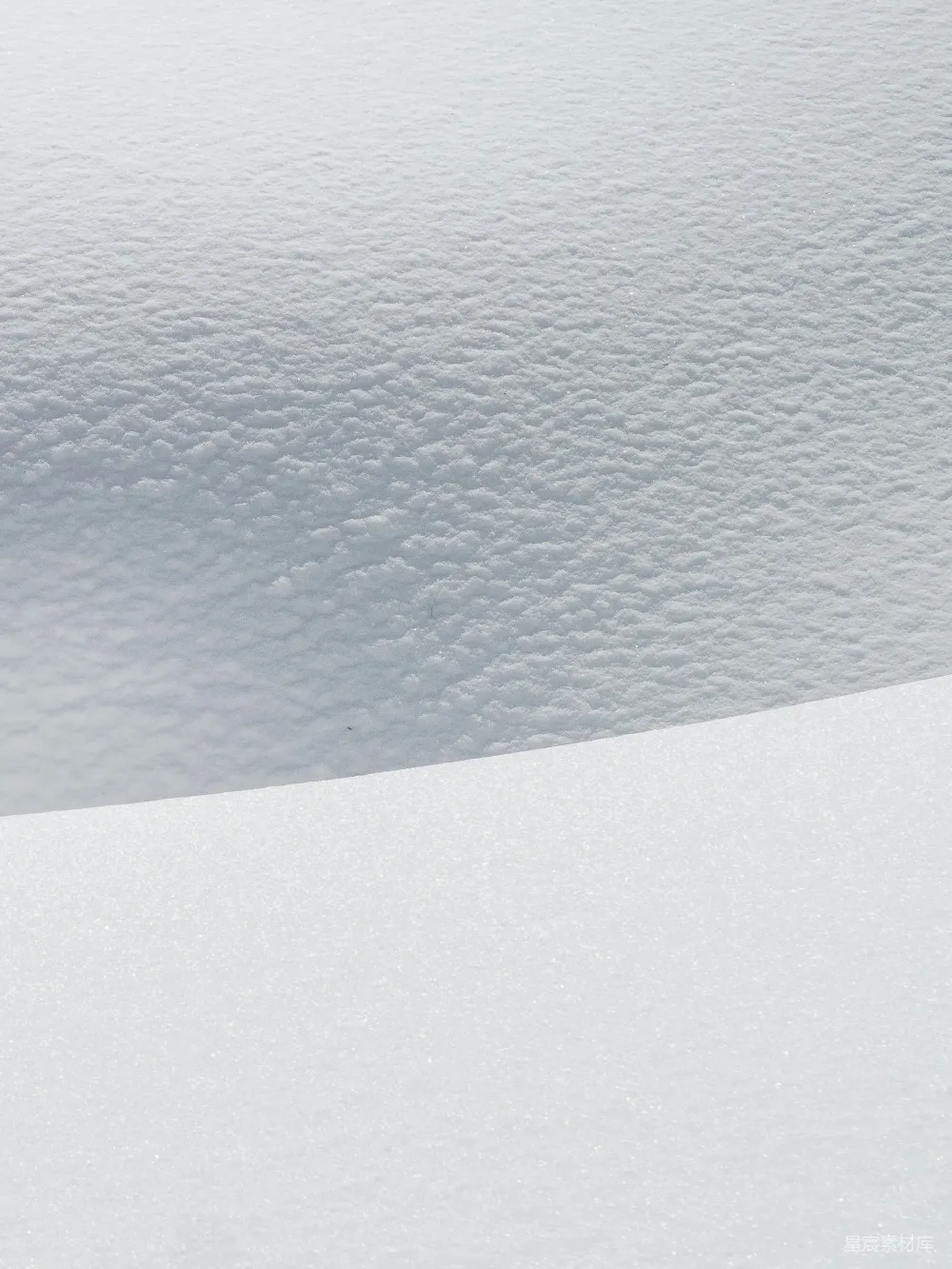 高清摄影 一个男人在覆盖着白雪的山坡上滑翔俯冲而下