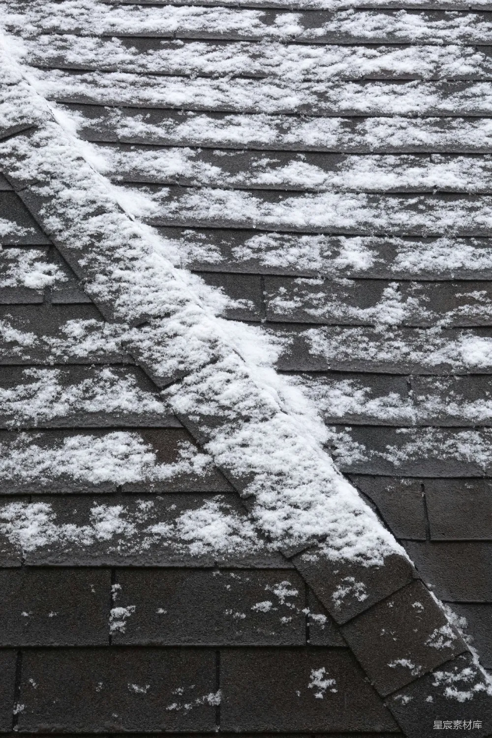 高清摄影 屋顶上覆盖着积雪的消防栓