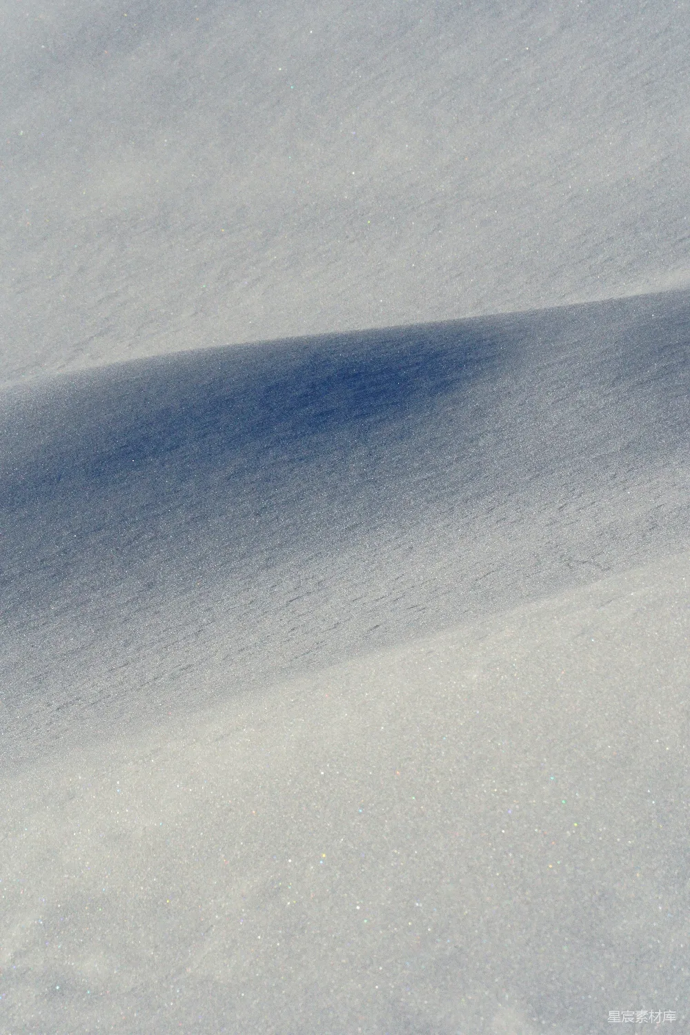 高清摄影 一个骑着雪板的人沿着覆盖着积雪的山坡滑下。