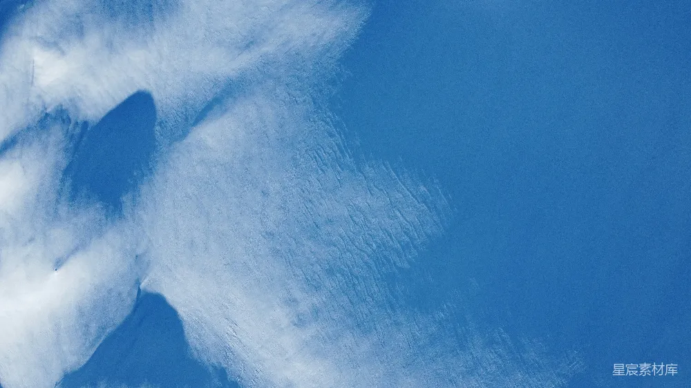 高清摄影 一个人在覆盖着积雪的山坡上滑下。