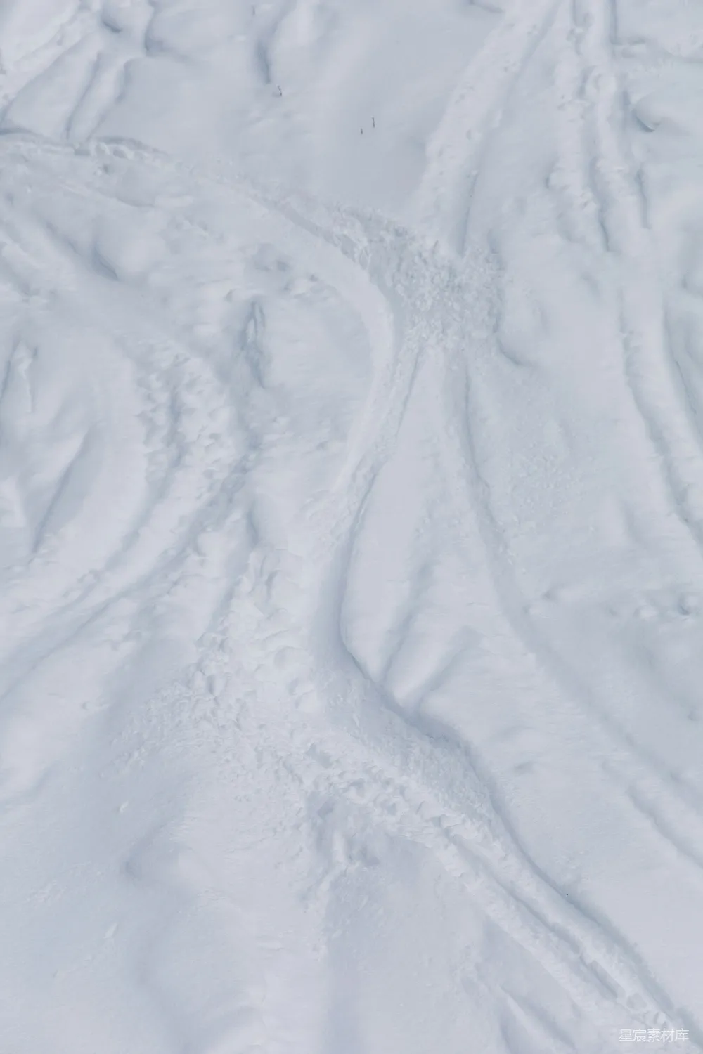 高清摄影 一个男子在覆雪的山坡上滑雪下滑