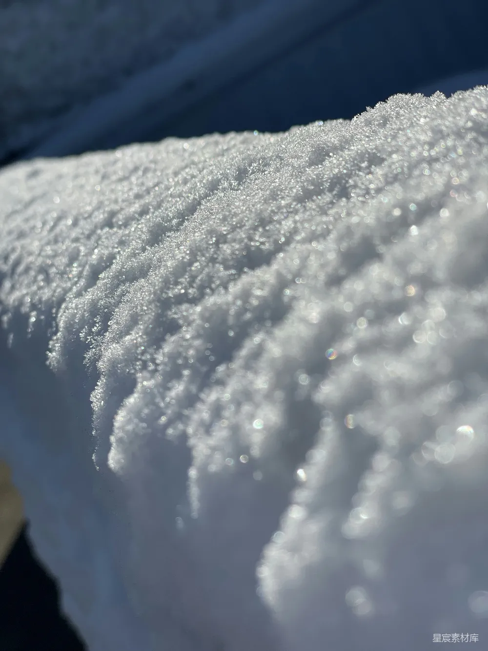 高清摄影 一幅描绘覆盖着白雪的长凳的特写镜头