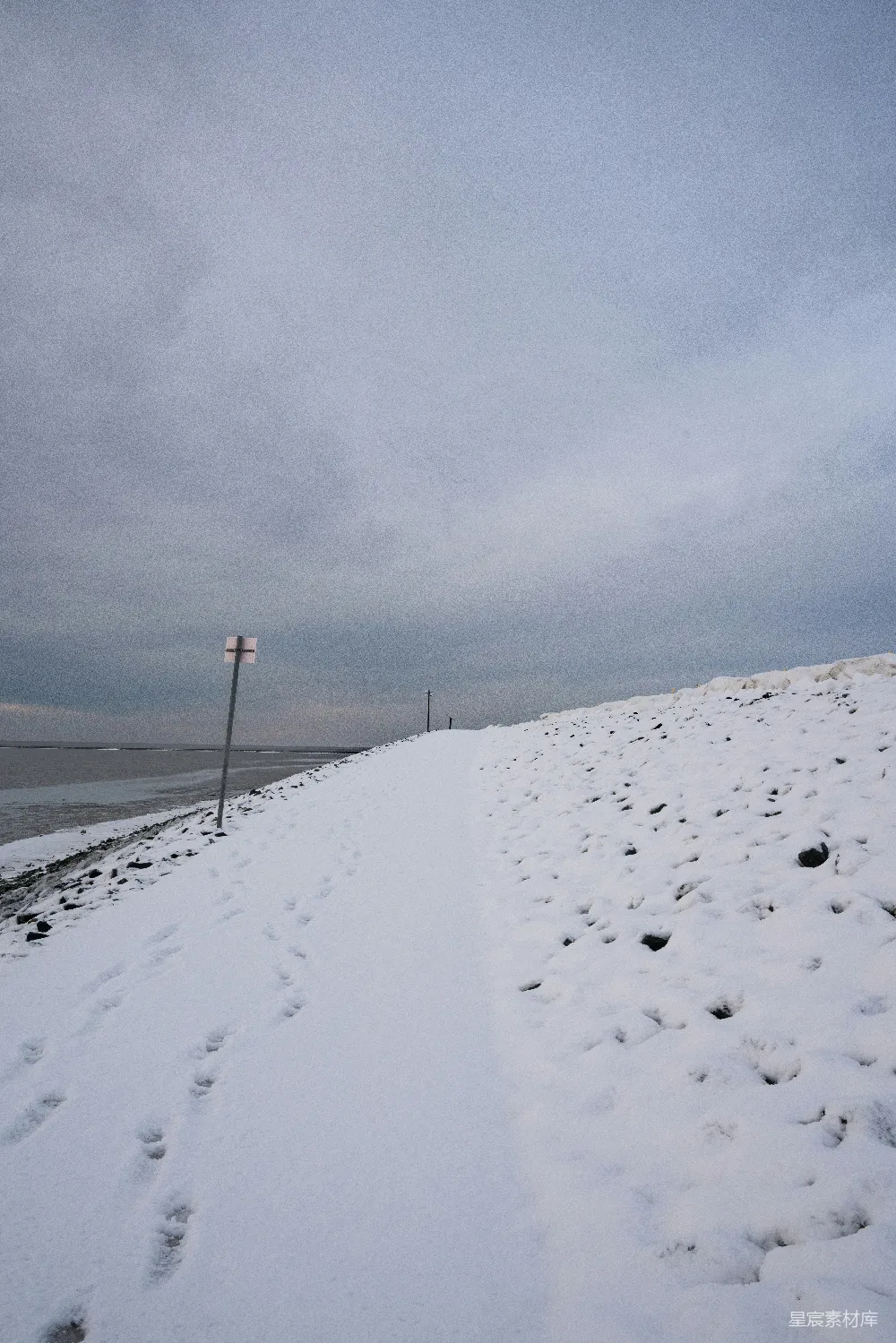高清摄影 远处有一盏街灯覆盖着的雪covered beach