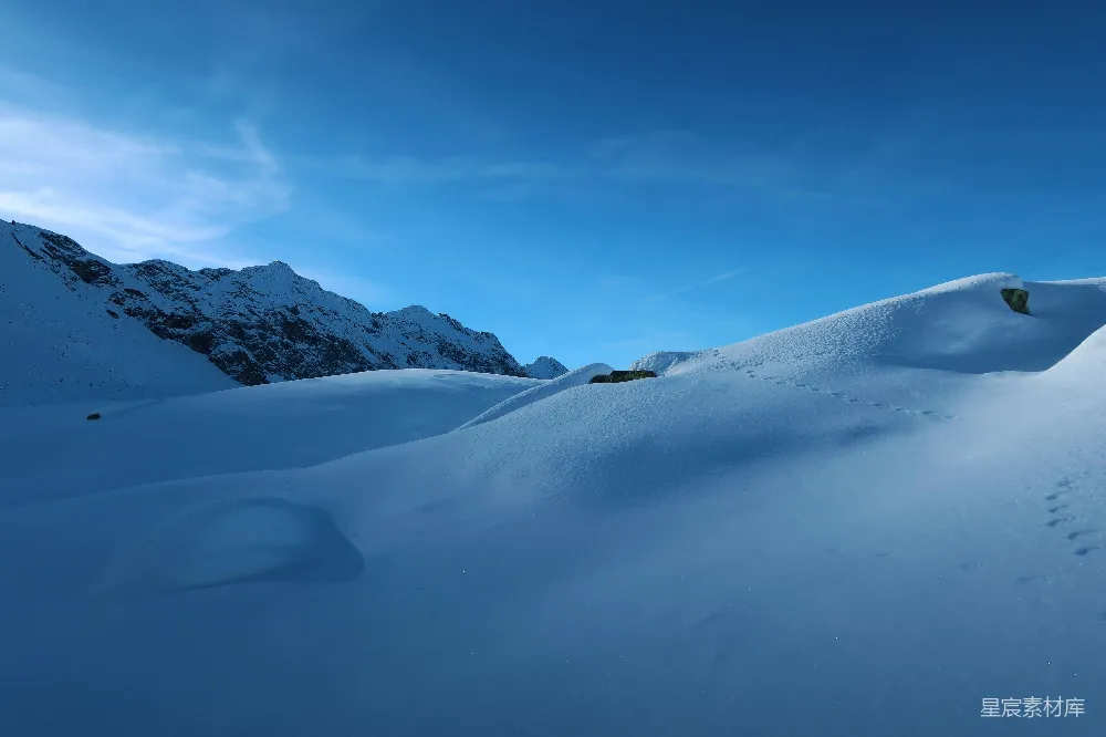 高清摄影 一个骑着单板滑雪的人沿着覆盖着积雪的山坡滑下。