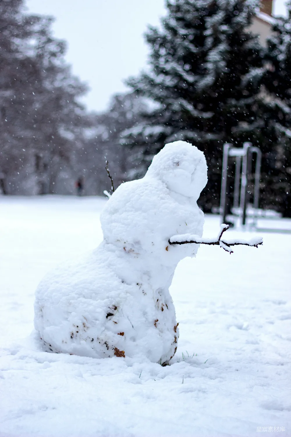 高清摄影 雪人坐落在覆盖着积雪的地面上，在白天。