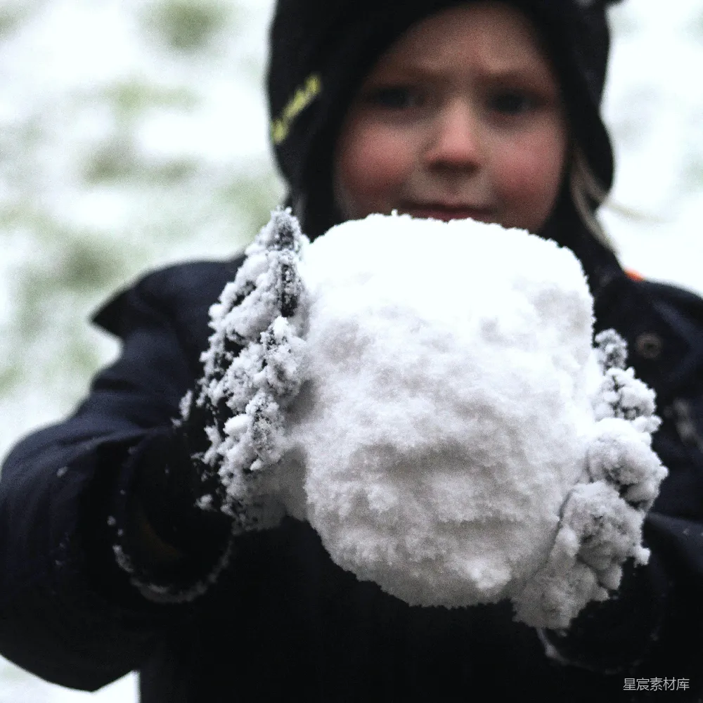 高清摄影 黑色夹克女孩手持白色雪花