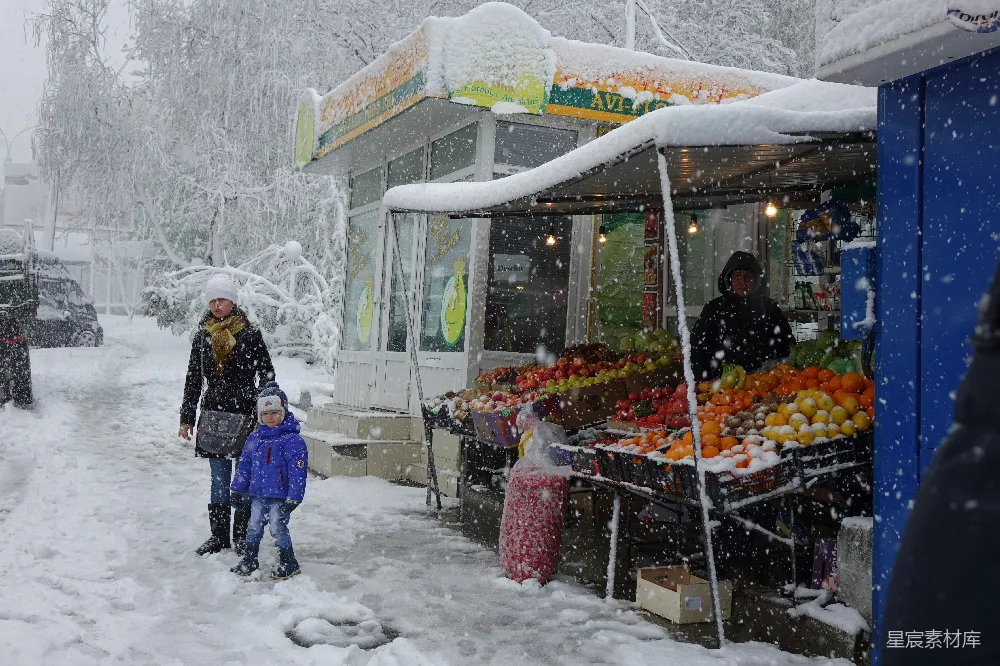 高清摄影 妇女和孩子在雪地上的商店附近行走，白天景色