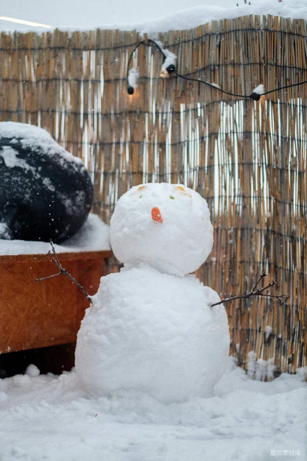 高清摄影 雪人站在竹篱笆前