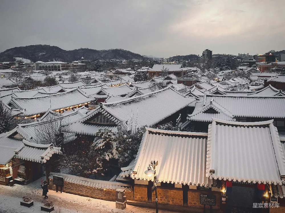 高清摄影 覆盖着白雪的城市里有许多建筑物