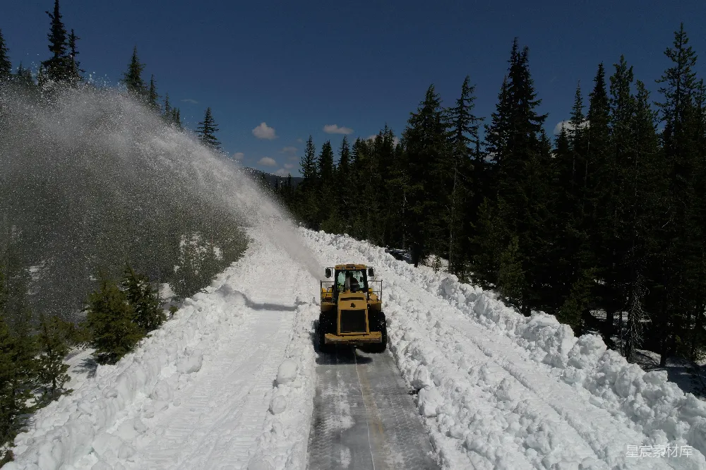 高清摄影 雪犁在覆盖着白雪的道路上行驶