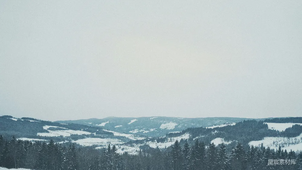 高清摄影 滑雪者站在覆盖着积雪的斜坡顶部