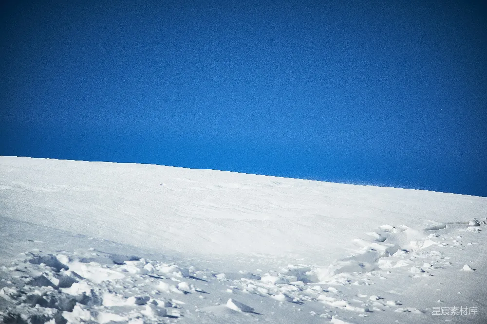 高清摄影 滑雪板爱好者正在一条雪地里的山坡上滑下。