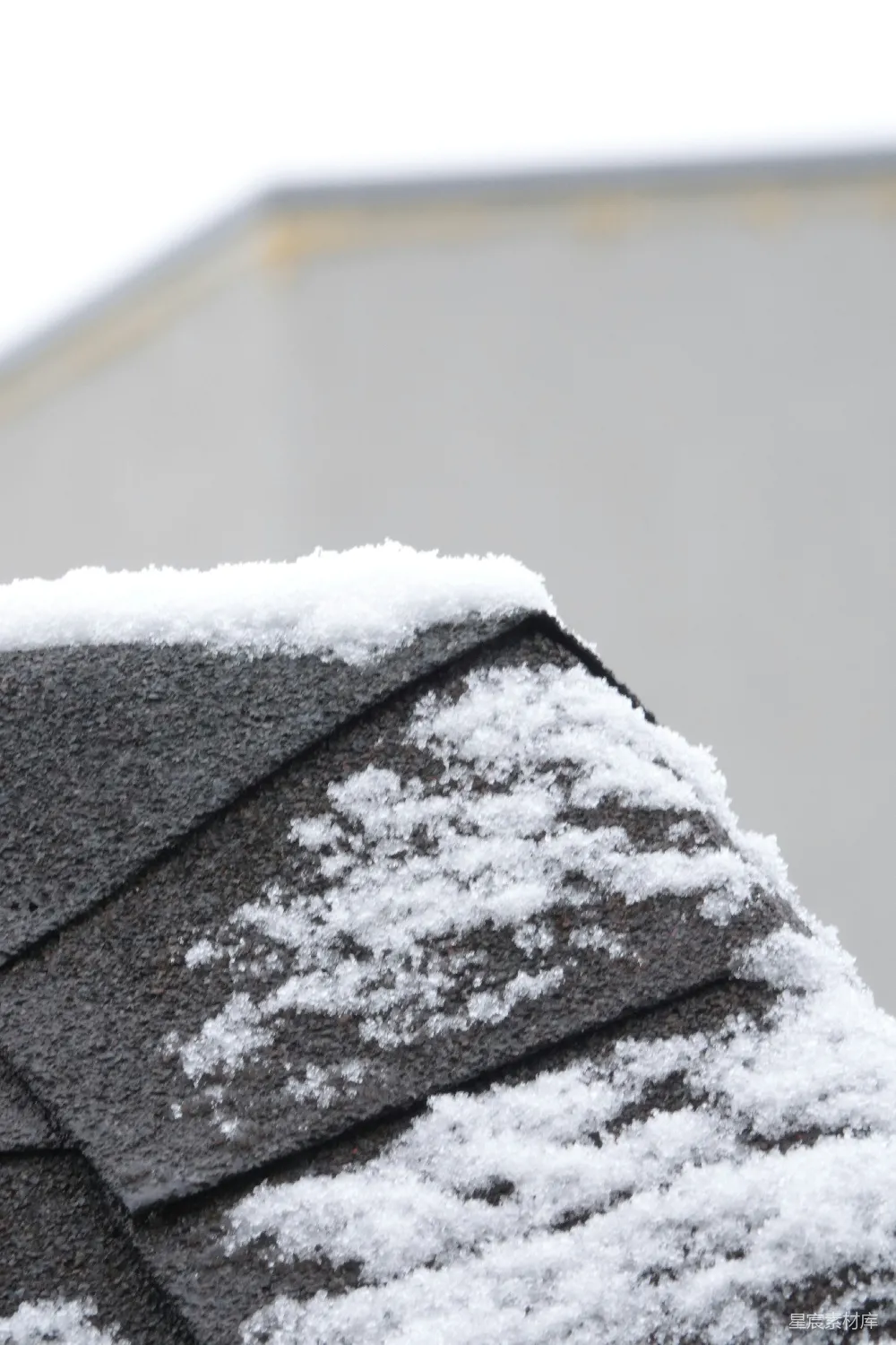 高清摄影 屋顶上覆盖着雪。