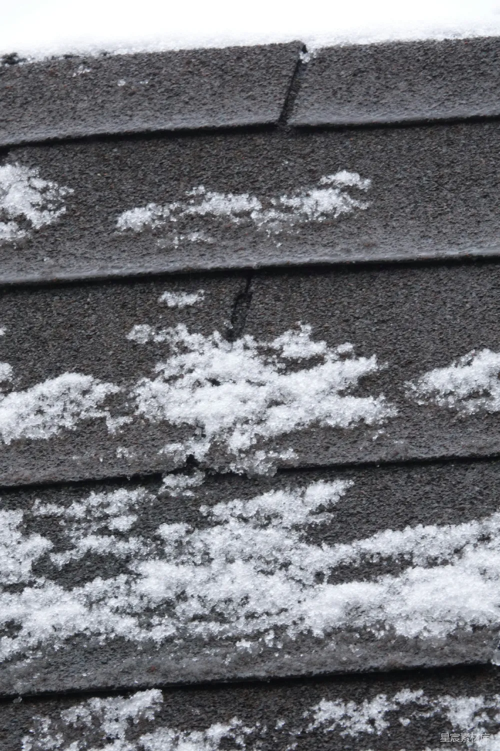 高清摄影 屋顶上有一层雪。