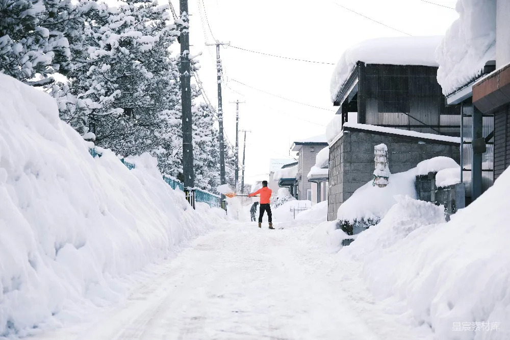 高清摄影 一个人走在覆盖着白雪的小街上