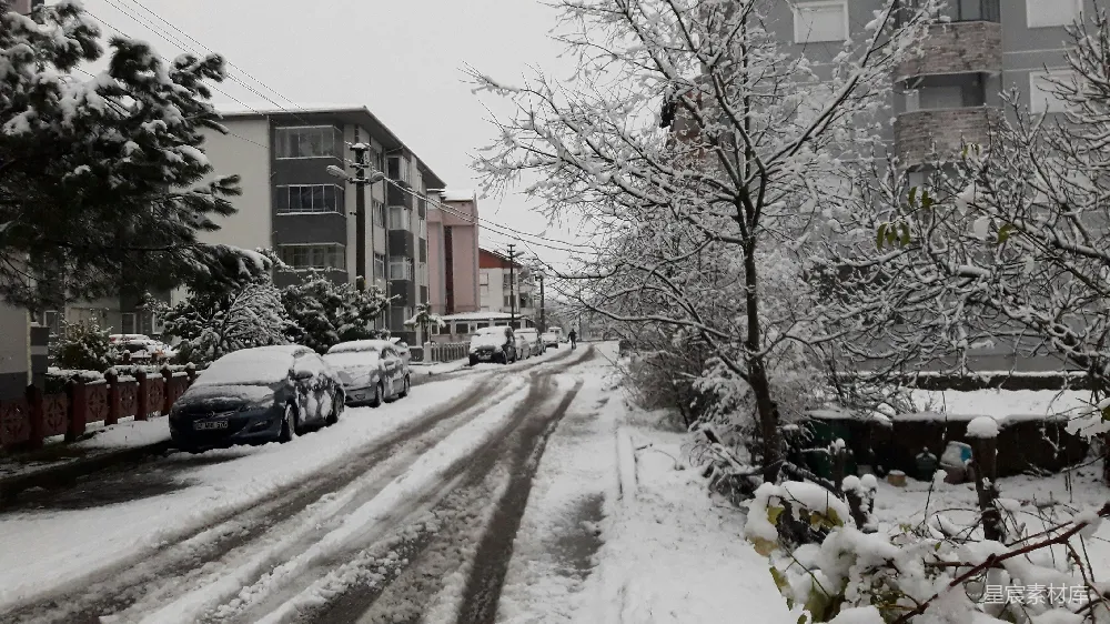 高清摄影 雪覆盖的街道，车停在一边。