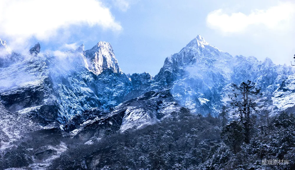 高清摄影 白天雪覆盖的山蓝天下