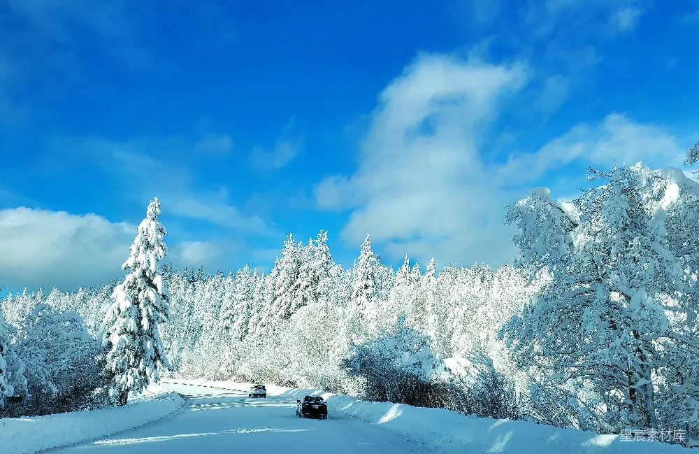 高清摄影 一辆车在雪覆盖的道路上行驶